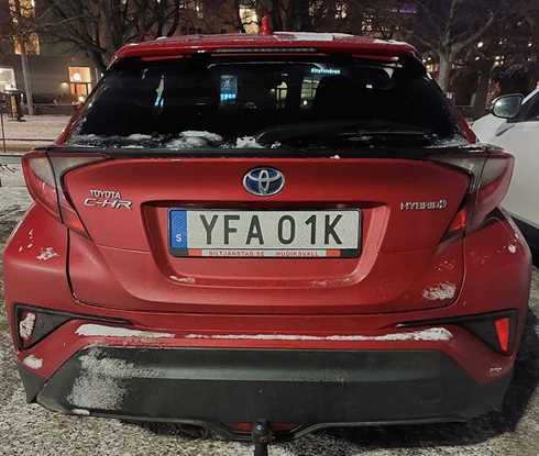 Röd Toyota C-HR stulen i Åkersberga